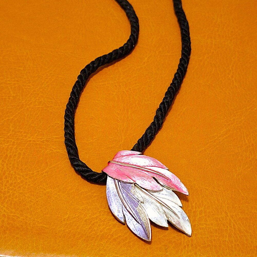 Vintage Leaf Brushed Silver Tone Pendant Twist Fabric Cord Necklace